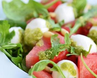 Kulinarisches | Ab auf den Balkon! Mit Melonen-Mozarella-Salat und selbstgemachtem Pesto