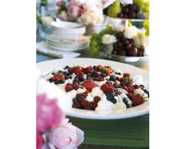 Baisers mit Creme und Beeren