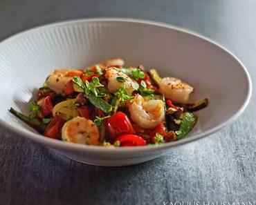Pasta, Zucchini, Tomate, Garnelen und Sardellen