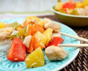 Chinesisches Hähnchen süß-sauer mit Paprika, Ananas und Glasnudeln