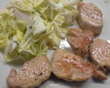 Schweine-Medallions auf Chinakohlsalat