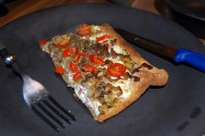 Würzige Blätterteigpizza mit Hackfleisch und Feta