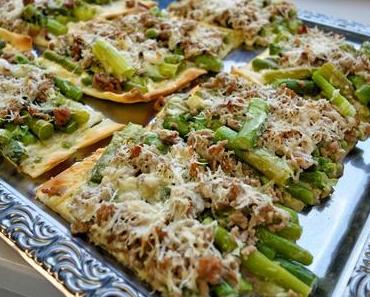 Flammkuchen mit grünem Spargel und Mettflöckchen