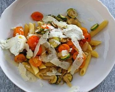 septemberpasta: Penne rigate, Lardo, Pecorino, Tomaten und Zucchini
