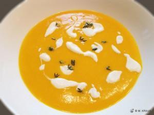 Kürbiscremesuppe verfeinert mit Ricotta und Chili