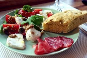 Focaccia mit Oliven, Tomate-Mozzarella mit Kapern-Pesto