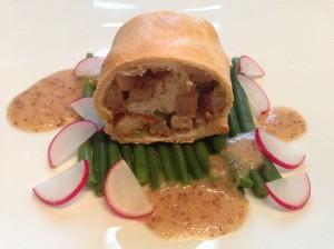 Weisswurst-Strudel mit Süßen-Senf-Vinaigrette
