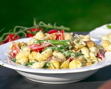 Nudelsalat mit grünen Bohnen, Tomaten, Walnüssen und Basilikum-Joghurt