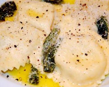 Ravioli mit Kürbis, Amarettini, Marzipan und Salbeibutter