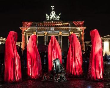 Light up Berlin Festival of Lights Guardians of Time by Manfred Kielnhofer contemporary light art sculpture public design installation 3D form