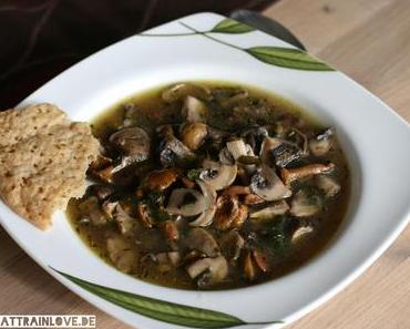 Herbstliche Champignon-Steinpilz-Suppe mit frischem Thymian – vegan