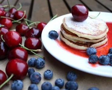 süße warme Blinis mit Erdbeerpüree {Gewitterplätzchen- eine Kindheitserinnerung} mit selbstgemachtem Puderzucker*