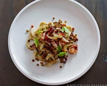 Nudeln, Linsen, Speck und Zwiebeln