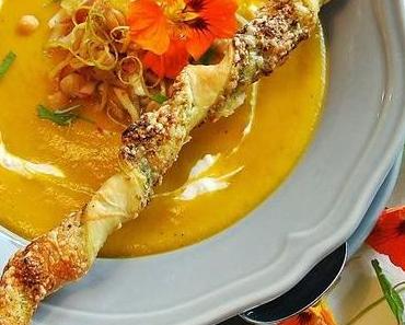 Kürbis Kichererbsen Suppe mit geschmorten Thymian-Honig-Äpfeln