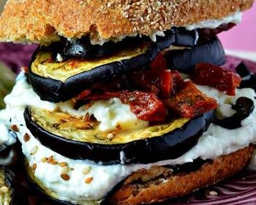 Antipasti-Burger mit Frischkäse-Knoblauch-Creme und Sesam-Aubergine