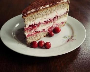 Eine Cranberry-Torte aus Buchweizen und Sahne