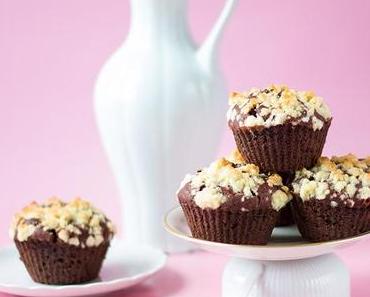 Schokoladen-Muffins mit Streuseln und Füllung (vegan)