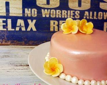 Cinnamon caramel cake with frangipanis | Zimt-Karamel-Torte mit Frangipanis