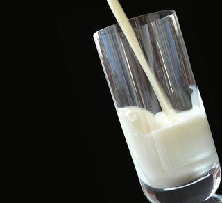 Zeitumstellung: Milch soll helfen