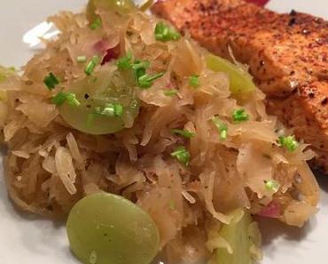 Lachsfilet auf Traubensauerkraut