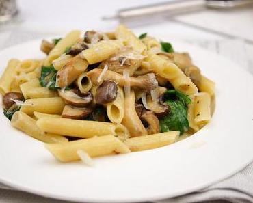 Pasta mit Spinat, Pilzen und frischen Kräutern in Gorgonzola-Soße