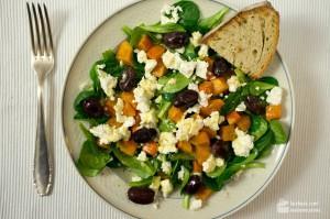 Feldsalat mit geröstetem Kürbis, Feta und Oliven