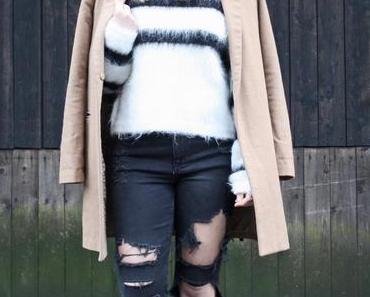 Cozy knit with destroyed jeans