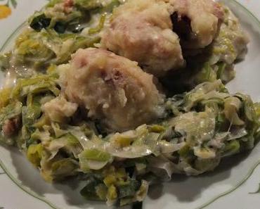 Gefüllte Miniklösse mit Walnuss -Porree-Sauce