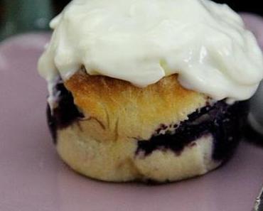 Brioche mit Heidelbeeren und Frischkäse-Topping