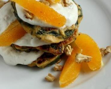 Spinat-Pfannkuchen mit gerösteten Walnüssen, Orangen und Ziegenkäsecreme