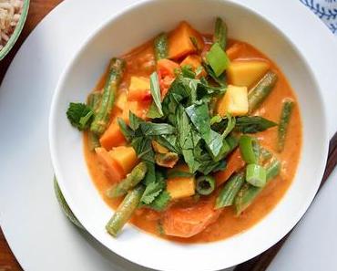 Rotes Thai Curry mit Mango und süßen Kartoffeln