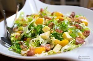 Frisée Salat mit Mandarinen, Käse und Bacon