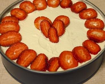 Erdbeer-Sahnetorte mit Herz