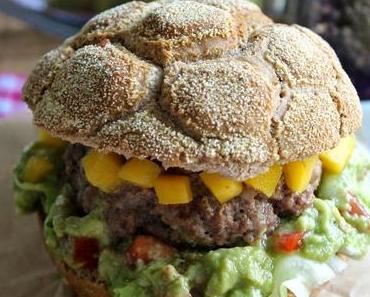 Burger mit Mango und Guacamole