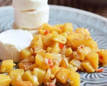 Süß trifft salzig: Kaki-Salsa an Ziegenfrischkäsetaler