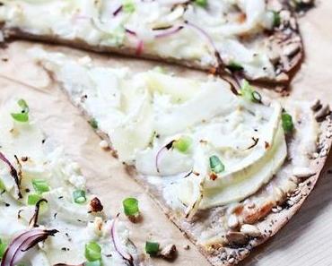 Vollkorn-Flammkuchen mit Apfel, Fenchel & knusprigem Körnerrand