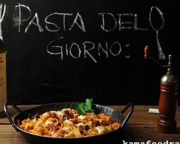 Tagliatelle mit Zitronenricotta, Tomaten, Kapern und Speck