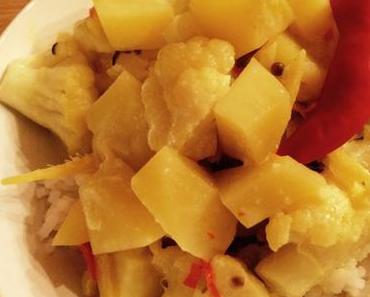 Indisches Curry mit Kartoffeln und Blumenkohl in Kokosmilch