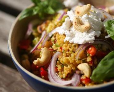 Quinoa-Salat mit Pistazien-Vinaigrette und Ziegenfrischkäse