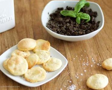 Olivenpaste mit Ölivenölcrackern / Olive Paste with Olive Oil Crackers