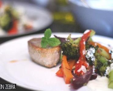 Ofengemüse mit Minzjoghurt und Schweinemedaillons