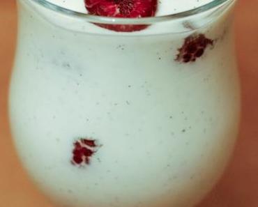 Joghurt-Sahne-Creme mit Vanille und Himbeeren