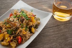 Ente mit Mango und Reisnudeln