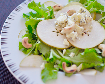Leckerer Salat mit Birne und Blue Stilton
