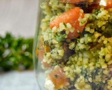 Orientalischer Gemüsecouscous mit Spinat, Datteln und Feta