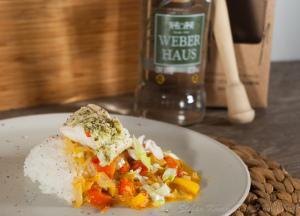 Koriandisierter Schellfisch an Kokos und Paprika