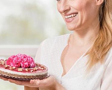 Halbgefrorene Torte mit Beerenmus und über das Für und Wider von Cashews