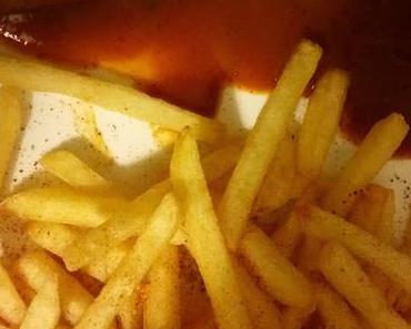 Currywurst Pommes Majo!