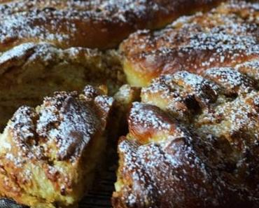 Und täglich grüßt der Osterhas', daher gibt es einen saftigen und fruchtigen Hefezopf bei mir