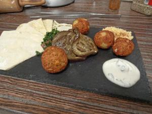 Falafel mit Minzjoghurt, Humus, gegrillten Auberginen und Petersiliensalat